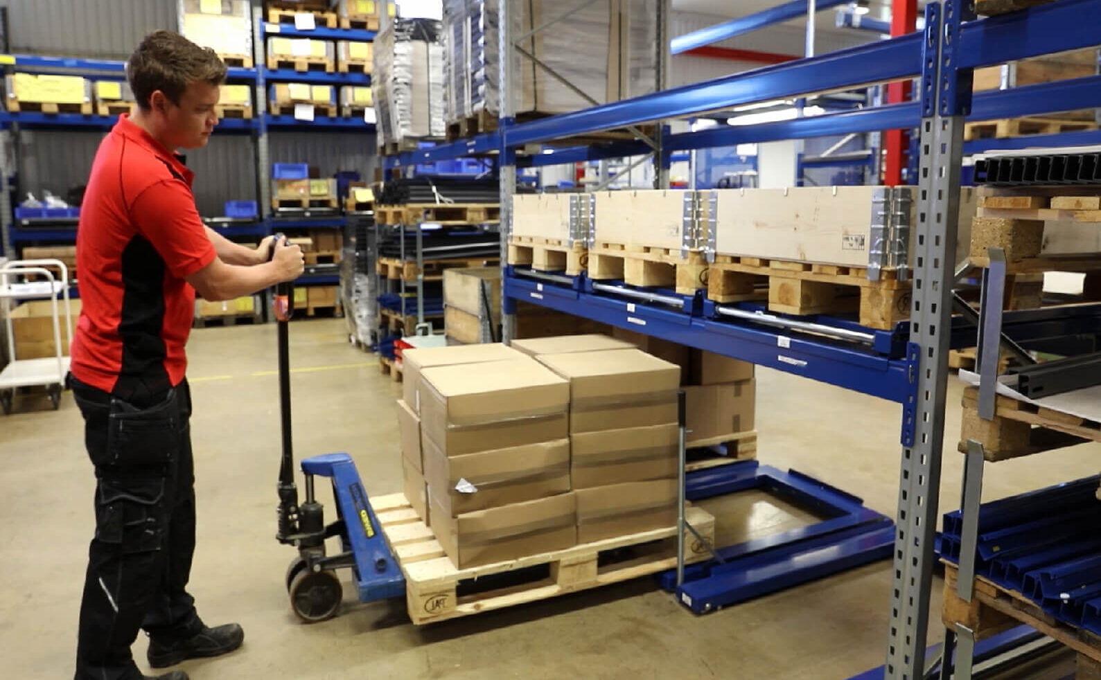 Talajra szerelhető kihúzható rakattartó