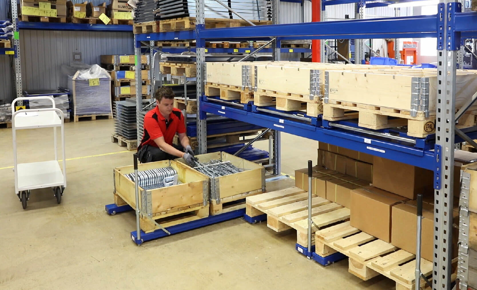 Talajra szerelhető kihúzható rakattartó