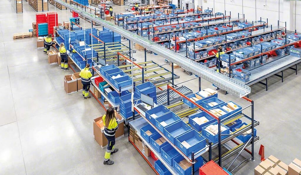 átfolyó görgős raklapos állvány